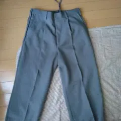 グレー プリーツ入りスラックス