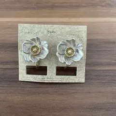 Kéza 花の形 イヤリング 青と金
