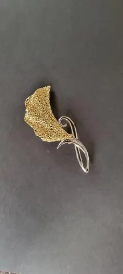 ゴールドブローチ