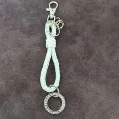 ホワイト レザー風 キーホルダー クリスタル付き