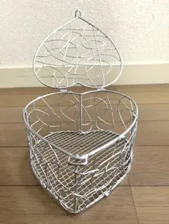 ハート型　ワイヤー小物入れ 蓋付き【送料込】