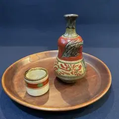 壺屋焼　小橋川清正　赤絵魚文三角花瓶 壺屋焼小橋川清正赤絵魚文三角花瓶