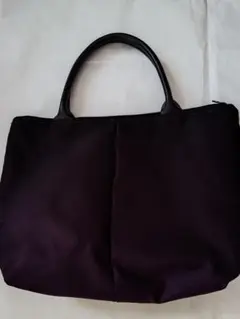 紫のバッグ