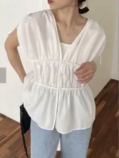 CAPRICIEUX LE'MAGE ギャザーVノースリシャツ　 レマージュ
