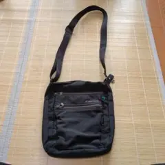 World Traveler 　ショルダーバッグ　黒　ポケット
