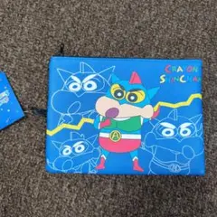 処分価格　新品タグ付き　クレヨンしんちゃん　アクション仮面　フラットポーチ　青