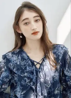 【25SS】 stola. ストラ トワルドジュイ風プリントフリルブラウス