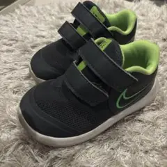 Nike ブラック/グリーン ベルクロスニーカー