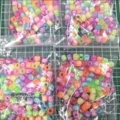 アルファベットビーズ　100個×４袋　6ミリ　穴3.5ミリ