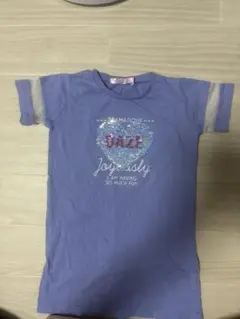 スパンコール付き紫色Tシャツ