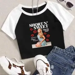 サブリナカーペンター クロップド丈 プリントTシャツ