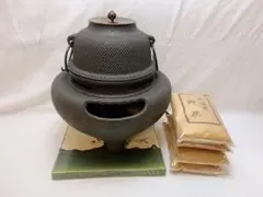 ほぼ未使用 茶道具 鉄製 鬼面風炉 風炉釜 織部敷板 風炉用灰4個 元箱
