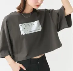 【新品】インプローブス　箔プリント/ロゴプリント ショート丈Tシャツ チャコール