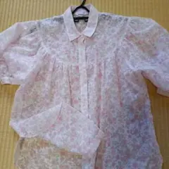 花柄の半袖ブラウス