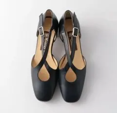 Mezzan boutique レザークロスストラップパンプス