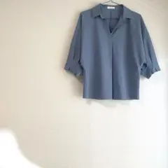 エージーバイアクアガール スキッパーシャツ ブルーグレー くすみ色 プリーツ