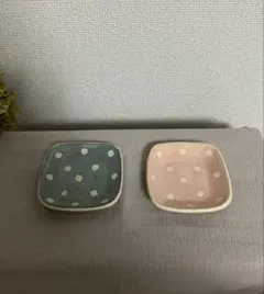 水玉模様の四角い皿セット
