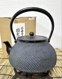 新品、未使用品、付属品付　敬典工房 正寿堂 山正造　１７型刷毛目　南部鉄瓶 壱鋳堂 南部鉄器 鉄瓶 刷毛目1L 51007BK Shinwadenki
