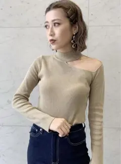 ショルダーカットタートルニット