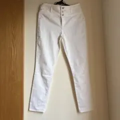 ホワイト スキニーパンツ 4ボタン付き