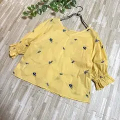 W closet♡イエロー 花柄刺繍 五分袖 トップス Vネックシャツ／ブラウス