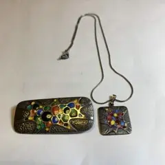 ネックレスとブローチ