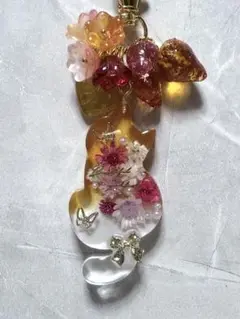 288.オレンジと赤 猫のお花のチャーム