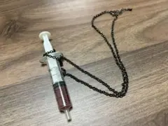 注射器風ネックレス