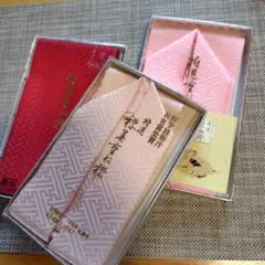 赤とピンクの伝統的重ね襟３箱