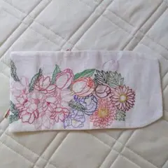 ハンドメイド刺繍ブックカバー（文庫本サイズ）