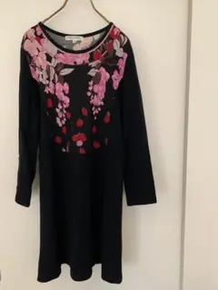 レオナールスポーツ 黒地に花柄ワンピース