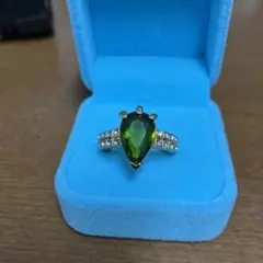 緑色の宝石のリング