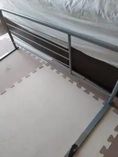 グレーの金属製ベッドガード
