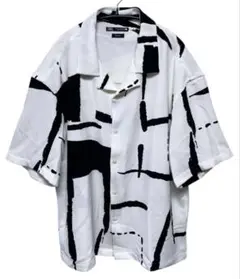 「試着のみ未使用品」ZARA(ザラ) ブラックホワイト 総柄 半袖シャツ 白黒