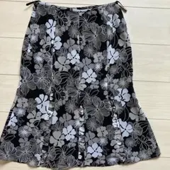 ミセス　東京スタイル　フレアスカート 黒と白の花柄　フリル付き　11号