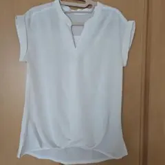 ホワイト Vネック ノースリーブシャツ　スキッパーブラウス