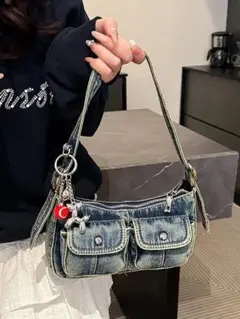 携帯用ショルダーバッグにシンプルなデザインでアウトドアやオフィス用に適しています