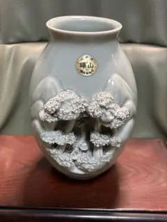 砥部焼　陶器立体浮き彫り焼花瓶