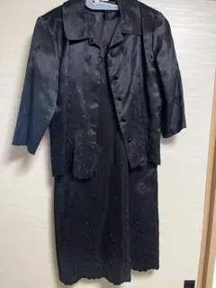 黒い刺繍入りジャケットとスカートセット