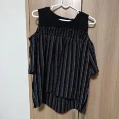 AZUL オフショルダー黒と白ストライプシャツ