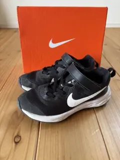 NIKE レボリューション6