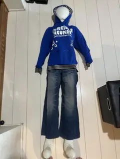 青いフード付きパーカーとデニムパンツセット