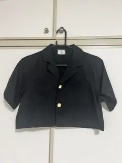 黒のショート丈シャツ