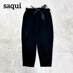saqu サキ ファリエロサルティ地  テーパードパンツ リボン  黒 L saqui(サキ)のファリエロサルティ地 テーパードリボンパンツ通販