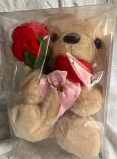 ベージュのぬいぐるみと赤いバラ