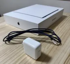 Apple 30W充電器とUSB-C to MagSafe 3 ケーブルと箱