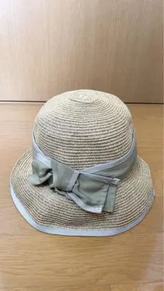 リボン付き麦わら帽子