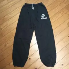 USMCロゴ入りブラックスウェットパンツ