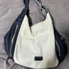 ネイビーとホワイトのハンドバッグ