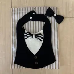 タキシード風スタイ・蝶ネクタイ付き
